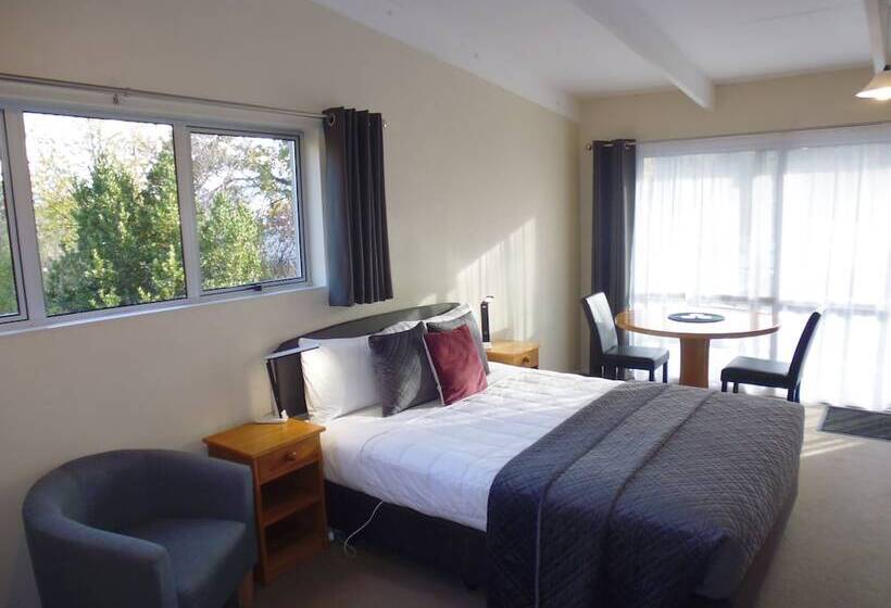 استودیوی استاندارد, Spa Lodge Motel