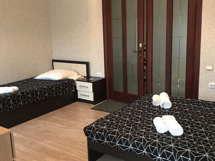 اتاق استاندارد سه تخته با سرویس بهداشتی مشترک, Zvezdnaya