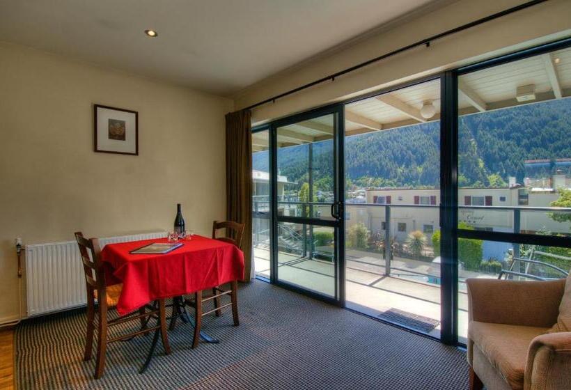 استودیوی استاندارد, Four Seasons Motel