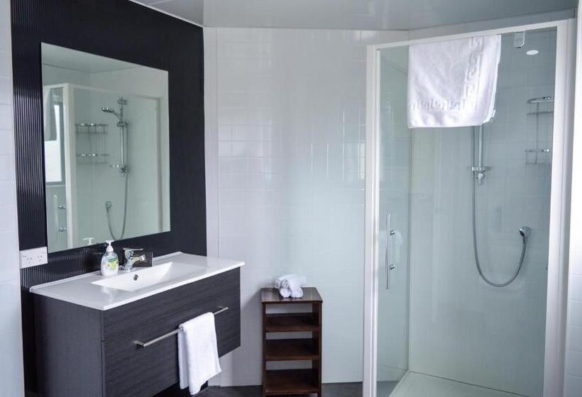 استودیوی استاندارد, Four Seasons Motel