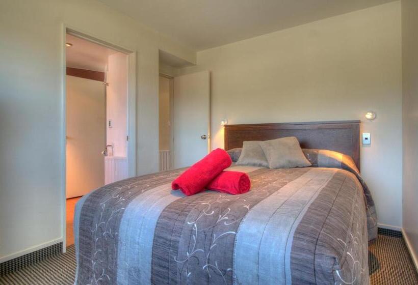 سوییت اجرایی, Four Seasons Motel
