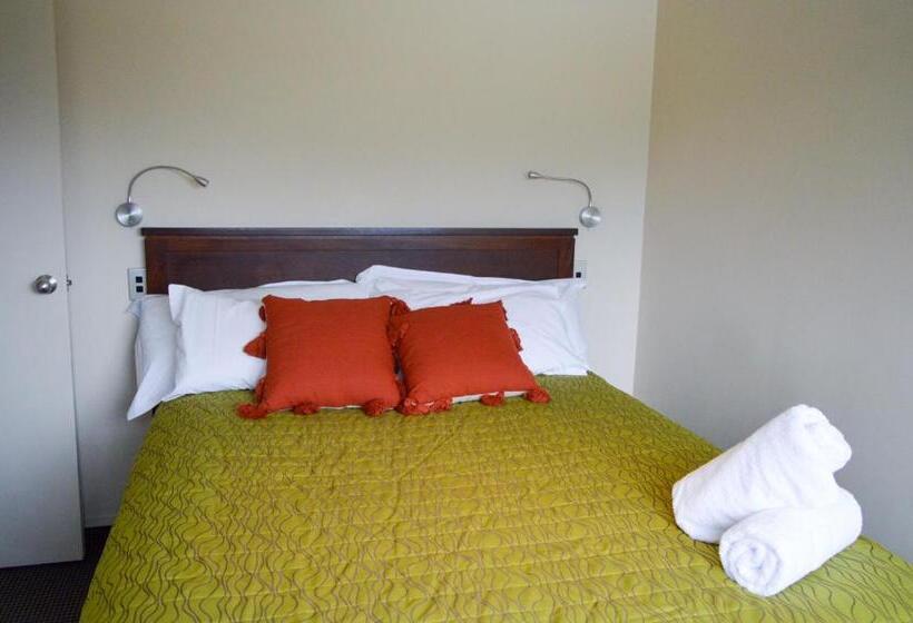 سوییت اجرایی, Four Seasons Motel