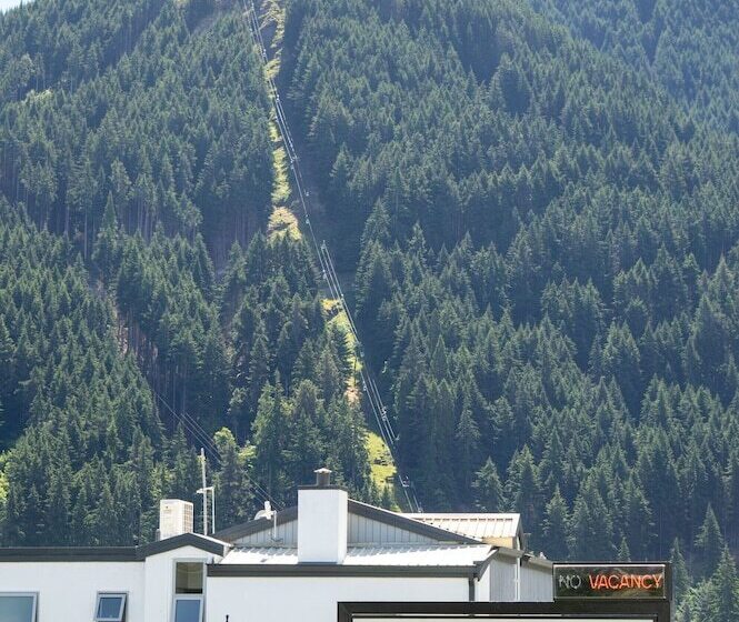 استودیوی استاندارد, Four Seasons Motel