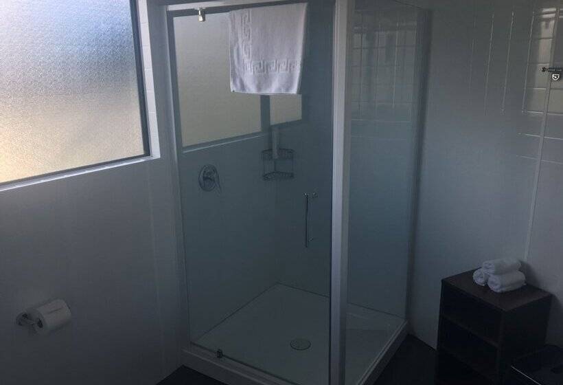 استودیوی استاندارد, Four Seasons Motel