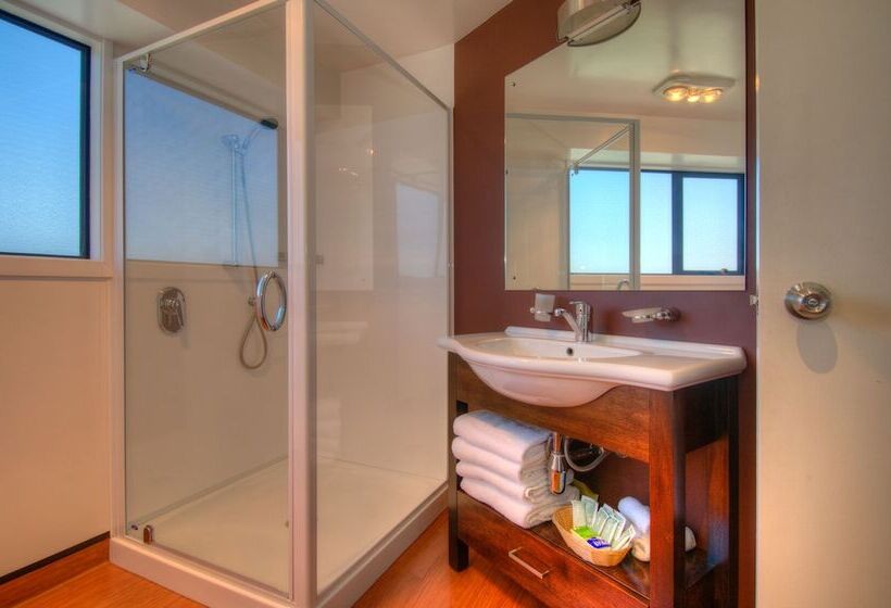 سوییت اجرایی, Four Seasons Motel