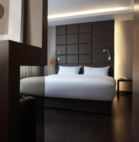 Deluxe Suite King Bed, Happy 3