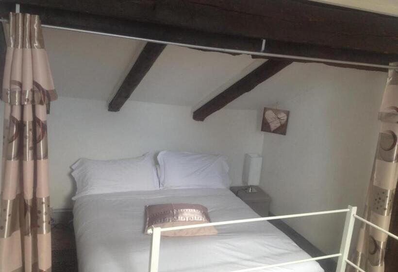 Chambre en Attique, 19 Borgo Cavour