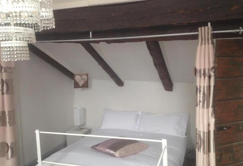 Chambre en Attique, 19 Borgo Cavour