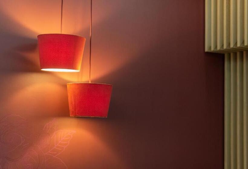 اتاق لوکس با بالکن, Kleopatra Inn