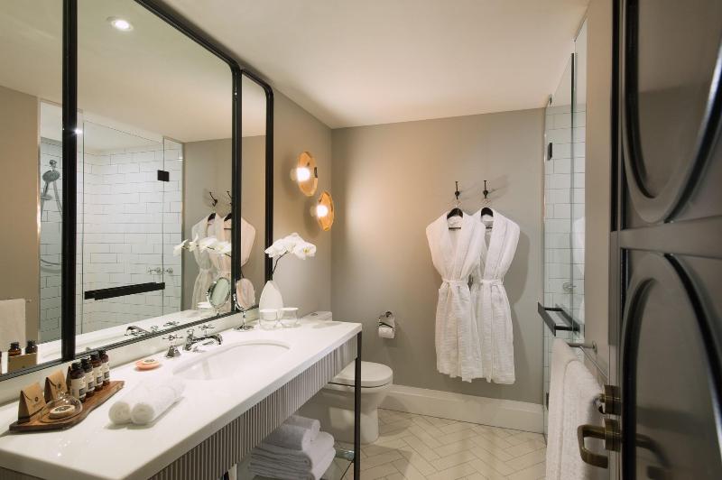 اتاق اجرایی با تخت بزرگ, Mayfair