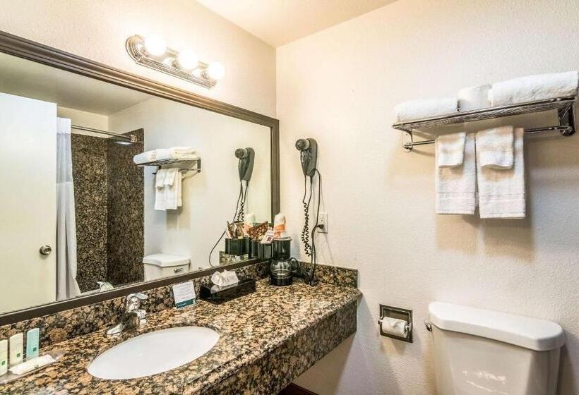 Standard Room with Balcony, Quality Inn & Suites Near Downtown Bakersfield