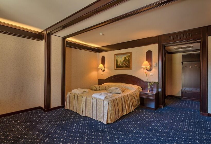 اتاق لوکس, Snagov Club