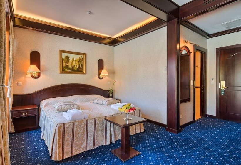 اتاق لوکس, Snagov Club