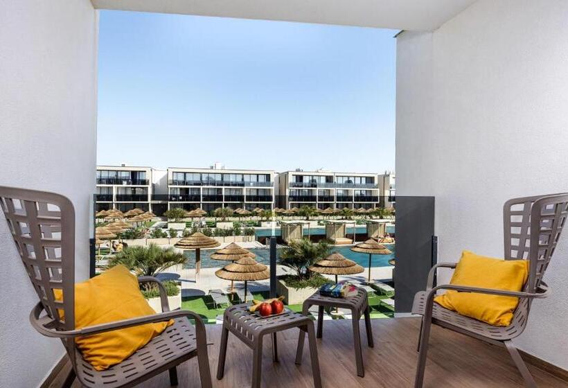 اتاق استاندارد سه تخته با چشم‌انداز استخر, Resort Del Mar Emotion