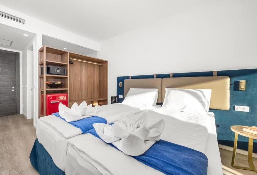 اتاق استاندارد سه تخته با چشم‌انداز استخر, Resort Del Mar Emotion