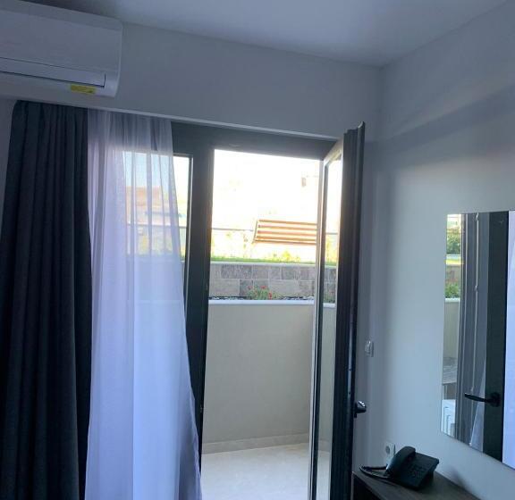 اتاق اکونومی, Asteras Studios