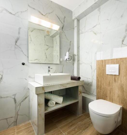 Economy Triple Room, Asteras Studios