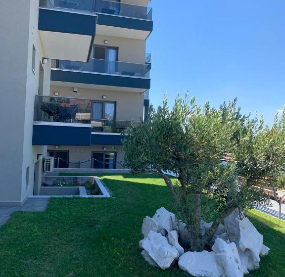 Economy Triple Room, Asteras Studios