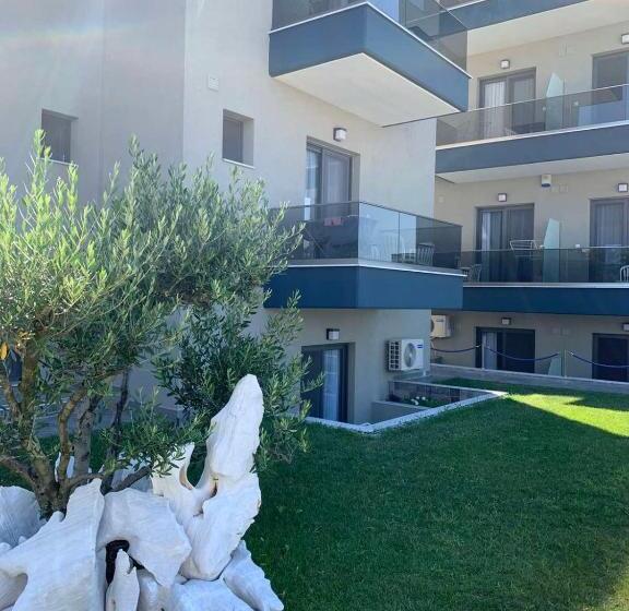 Economy Triple Room, Asteras Studios