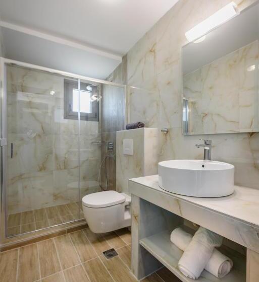 Economy Triple Room, Asteras Studios