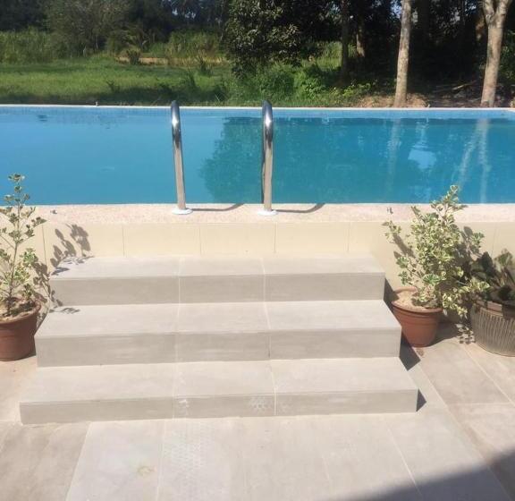 سوئیت با بالکن, Captain S Cabin Resort   Naval Heritage