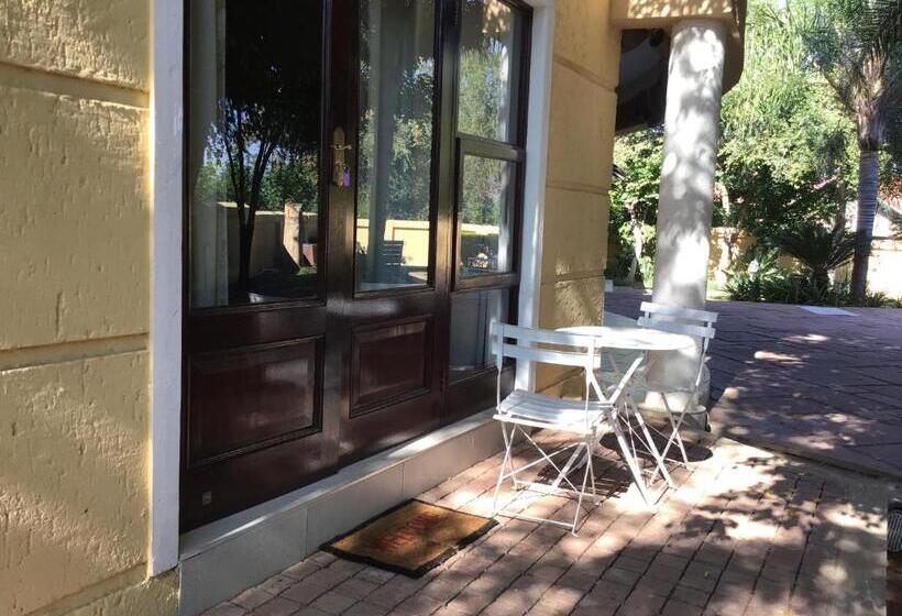 آپارتمان 1 خوابه با چشم‌انداز باغ, The Capital Guest House