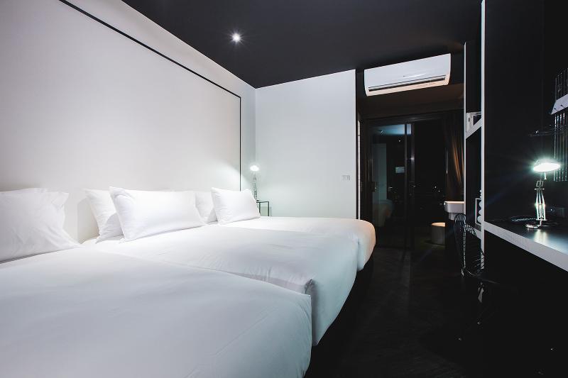 اتاق لوکس سه تخته, Blu Monkey Hub And Hotel Phuket Town  Free All Day Coworking Space