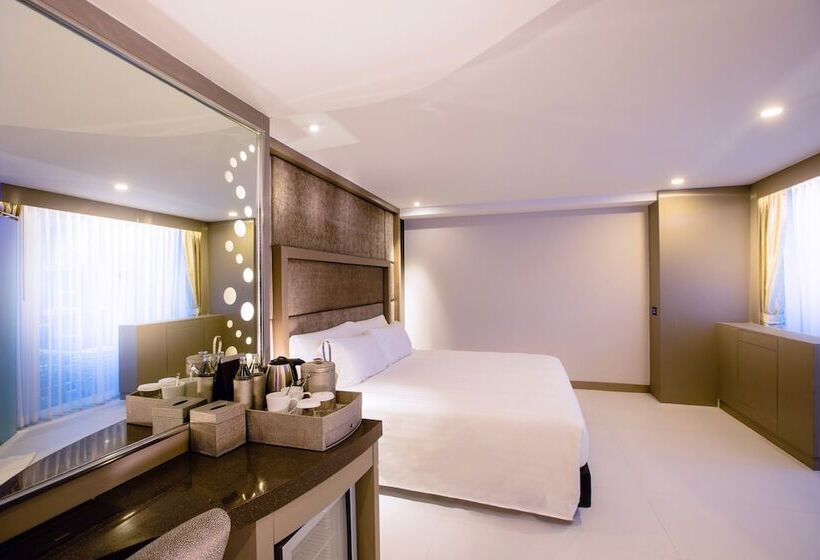 اتاق لوکس با چشم‌انداز استخر, Centara Azure Hotel Pattaya