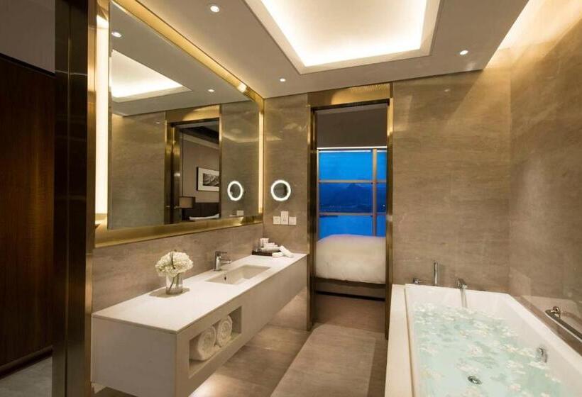 اتاق لوکس با چشم‌انداز دریاچه, Sunrise Kempinski