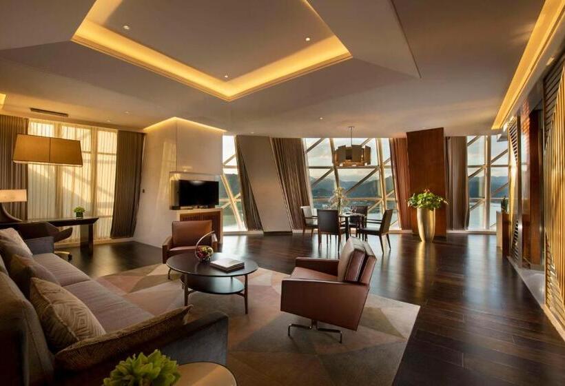 Suite with lake view, Sunrise Kempinski