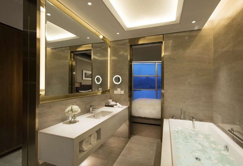 اتاق لوکس با چشم‌انداز دریاچه, Sunrise Kempinski
