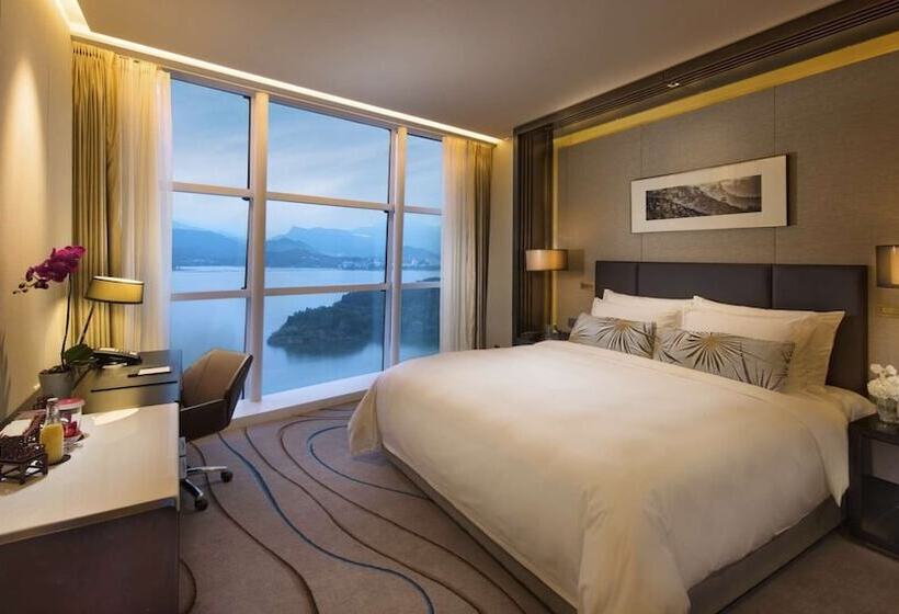 اتاق لوکس با چشم‌انداز دریاچه, Sunrise Kempinski