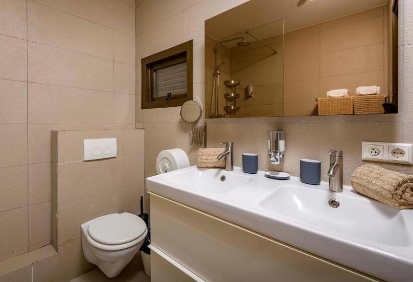 اتاق لوکس با بالکن و چشم‌انداز دریا, Boutique Hotel Bougainvillea