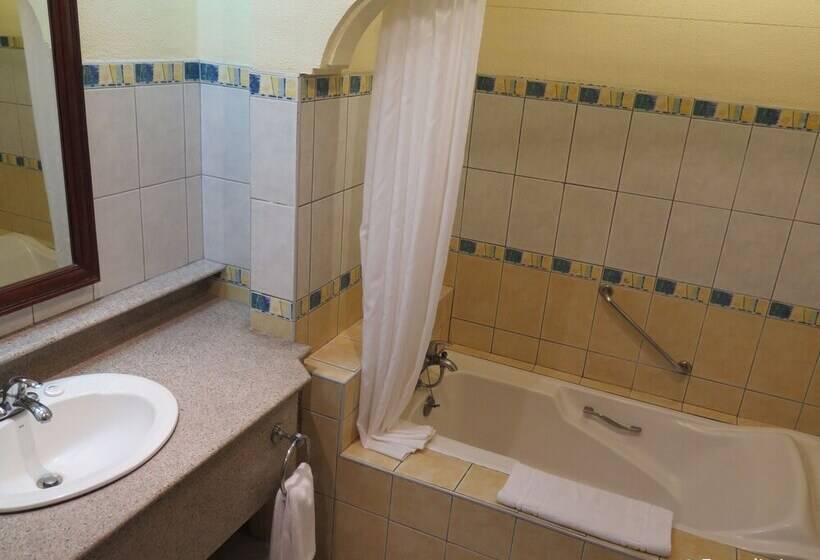 اتاق لوکس با چشم‌انداز دریاچه, The Suites At Mount Malarayat