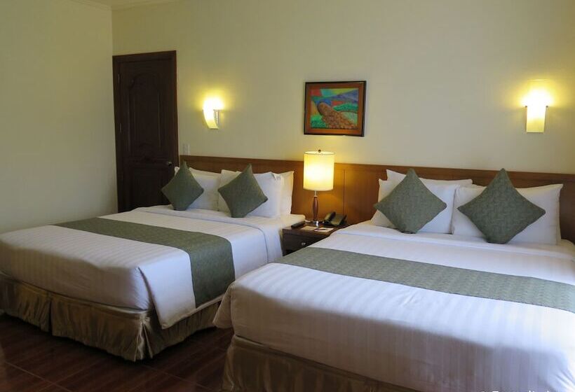اتاق لوکس با چشم‌انداز دریاچه, The Suites At Mount Malarayat