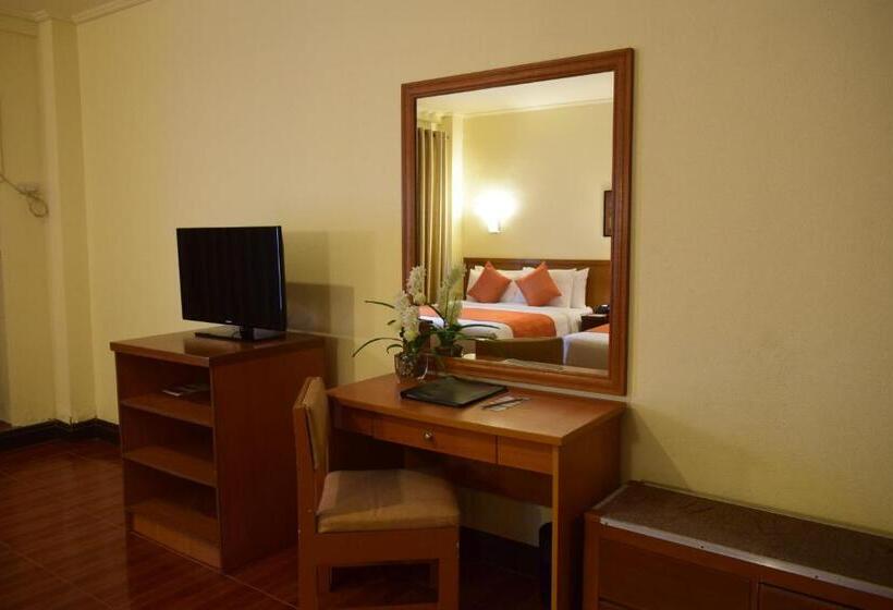 اتاق لوکس با چشم‌انداز دریاچه, The Suites At Mount Malarayat
