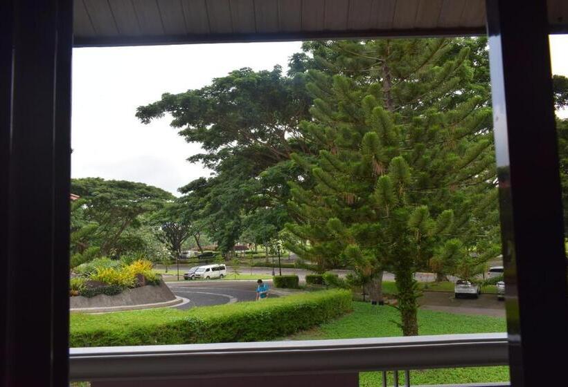 اتاق استاندارد با چشم‌انداز باغ, The Suites At Mount Malarayat