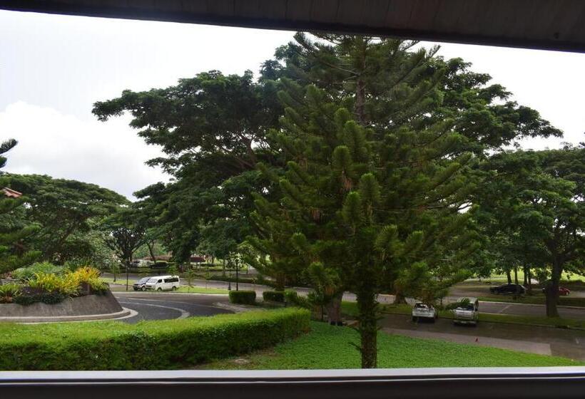 اتاق استاندارد با چشم‌انداز باغ, The Suites At Mount Malarayat