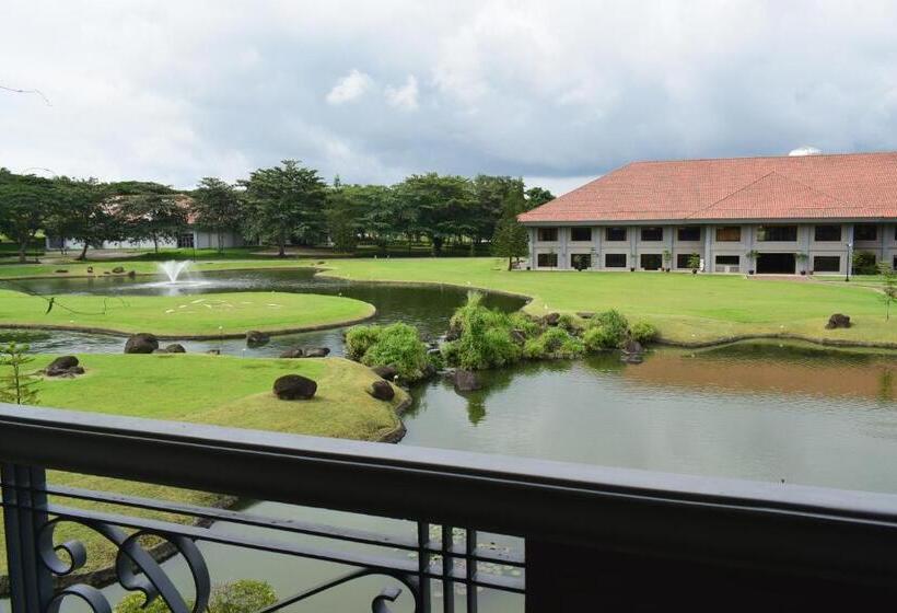 اتاق استاندارد با چشم‌انداز دریاچه, The Suites At Mount Malarayat