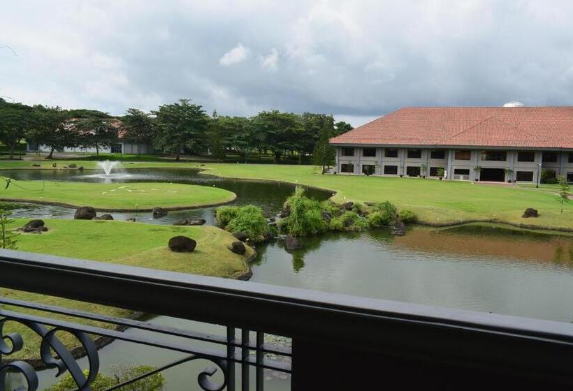 اتاق استاندارد با چشم‌انداز دریاچه, The Suites At Mount Malarayat