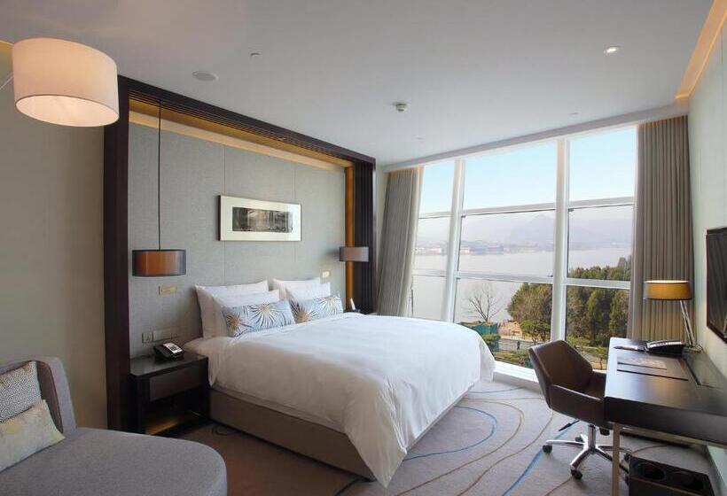 اتاق پریمیوم با چشم‌انداز دریاچه, Sunrise Kempinski