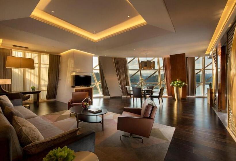 Suite with lake view, Sunrise Kempinski  Beijing