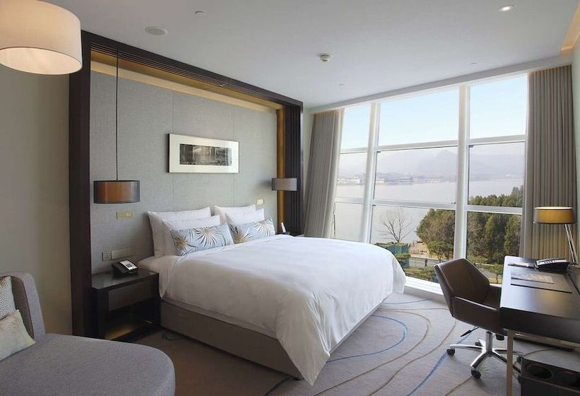 اتاق لوکس با چشم‌انداز دریاچه, Sunrise Kempinski