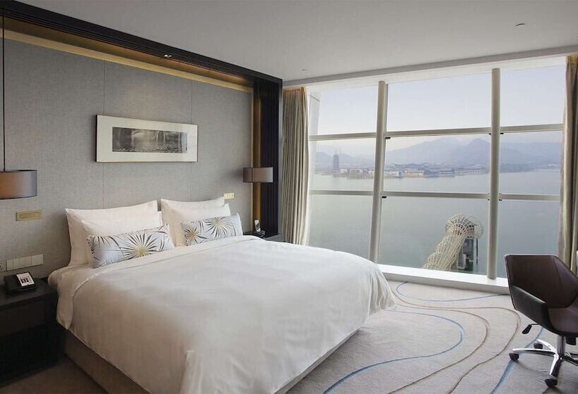 اتاق لوکس با چشم‌انداز دریاچه, Sunrise Kempinski