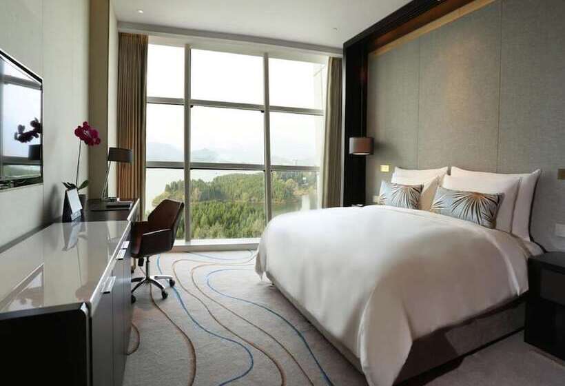 اتاق پریمیوم با چشم‌انداز دریاچه, Sunrise Kempinski
