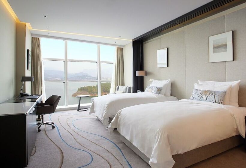اتاق لوکس با چشم‌انداز دریاچه, Sunrise Kempinski