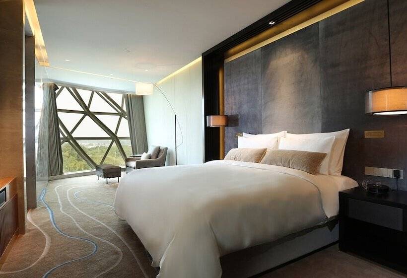 Suite with lake view, Sunrise Kempinski  Beijing