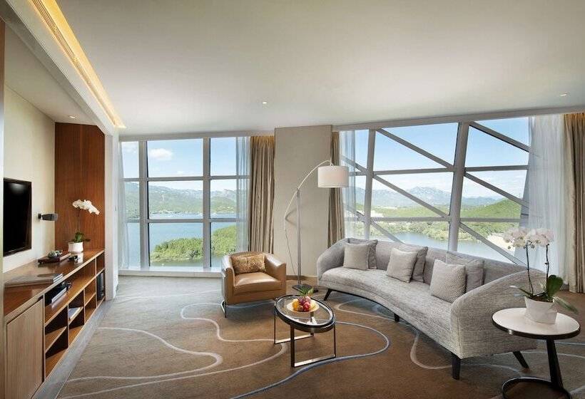 Suite with lake view, Sunrise Kempinski  Beijing