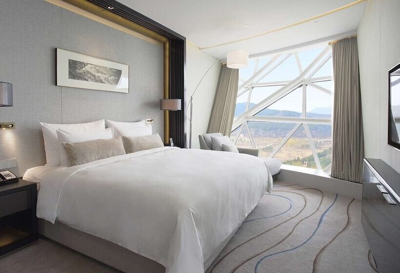 Suite with lake view, Sunrise Kempinski  Beijing