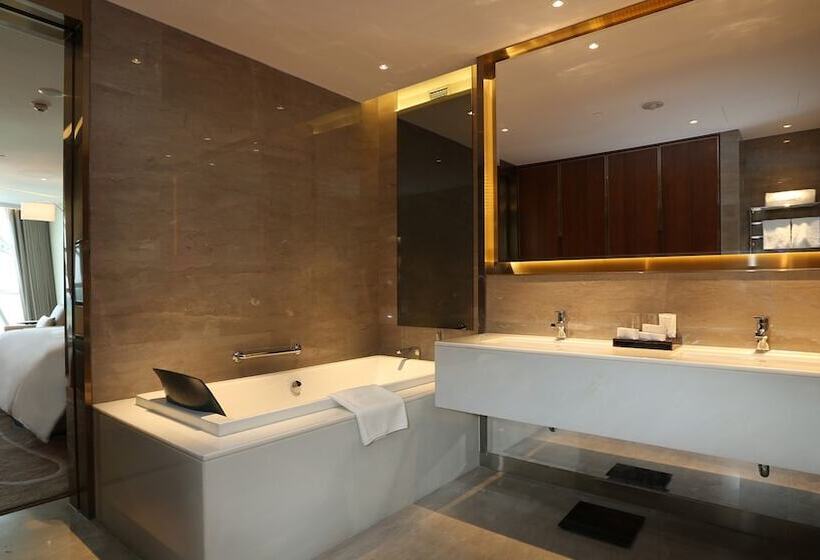 Suite with lake view, Sunrise Kempinski